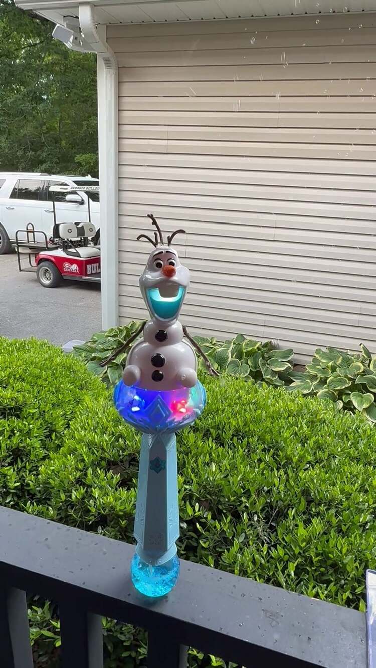 Disney Frozen Olaf Light-Up Bubble Wand